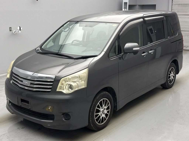 TOYOTA NOAH 2011
