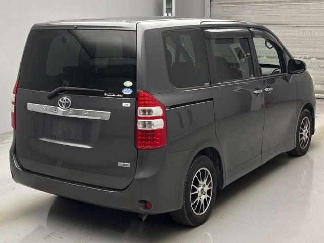 TOYOTA NOAH 2011
