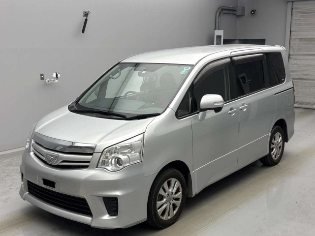 TOYOTA NOAH 2010