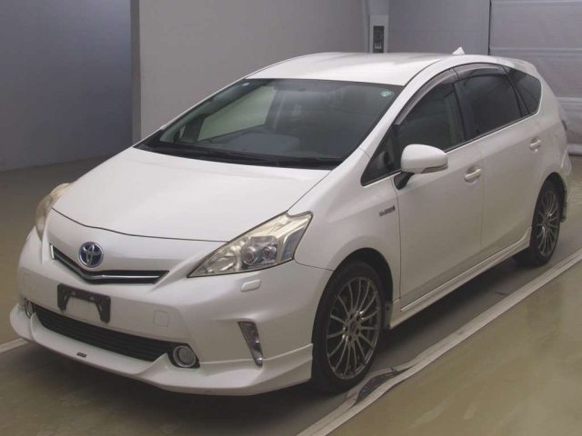 TOYOTA PRIUS ALPHA 2013