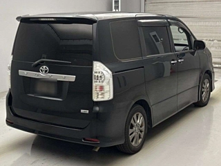 TOYOTA VOXY 2011