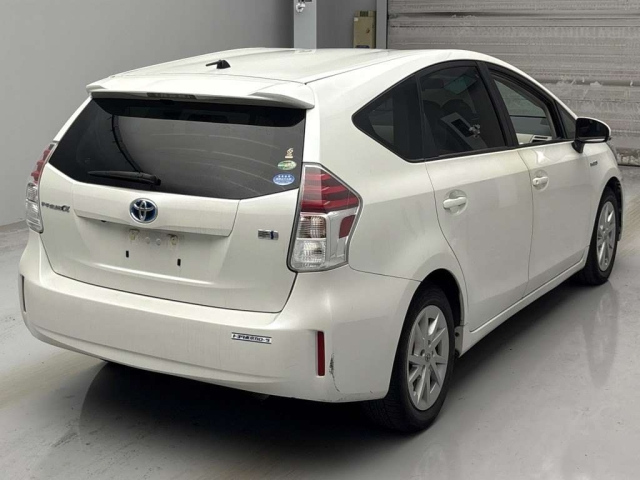 TOYOTA PRIUS ALPHA 2015