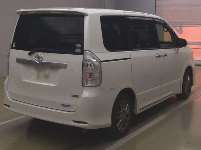 TOYOTA VOXY 2013