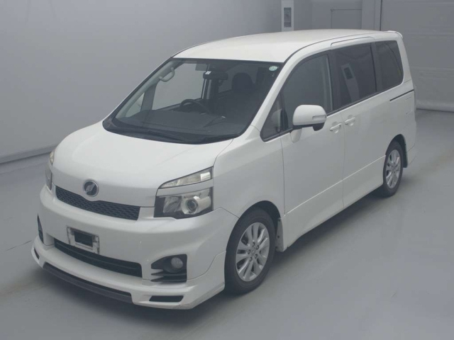 TOYOTA VOXY 2013