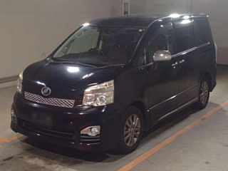 TOYOTA VOXY 2013