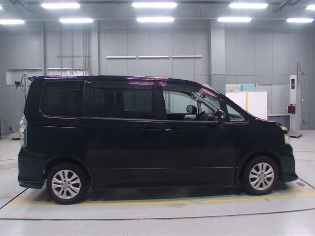 TOYOTA VOXY 2010