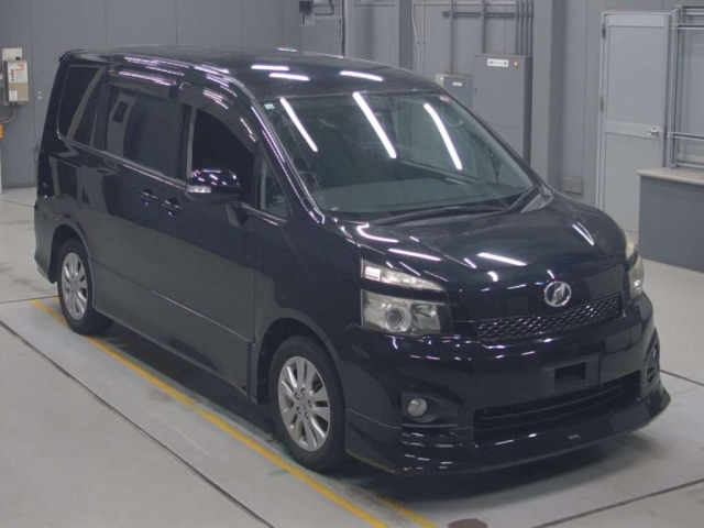 TOYOTA VOXY 2010