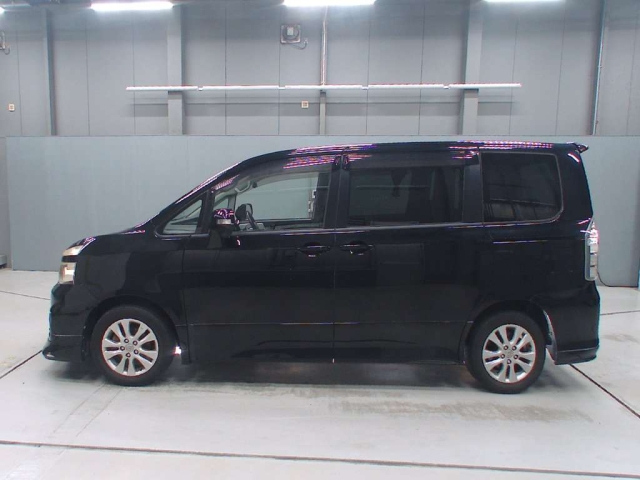 TOYOTA VOXY 2010