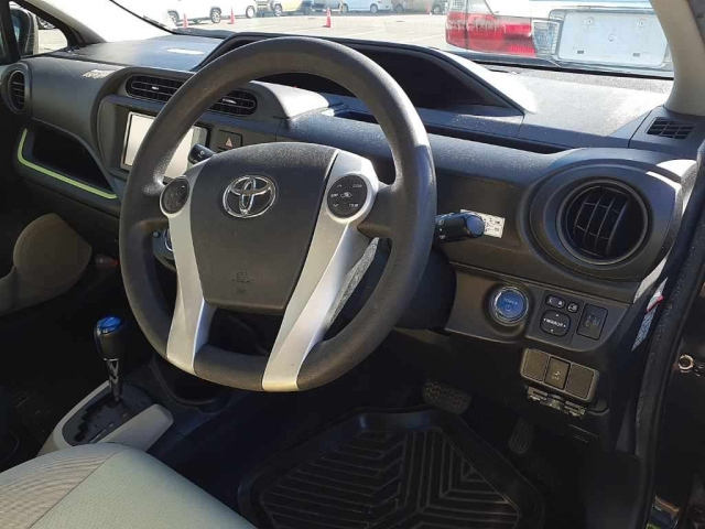 TOYOTA AQUA 2013