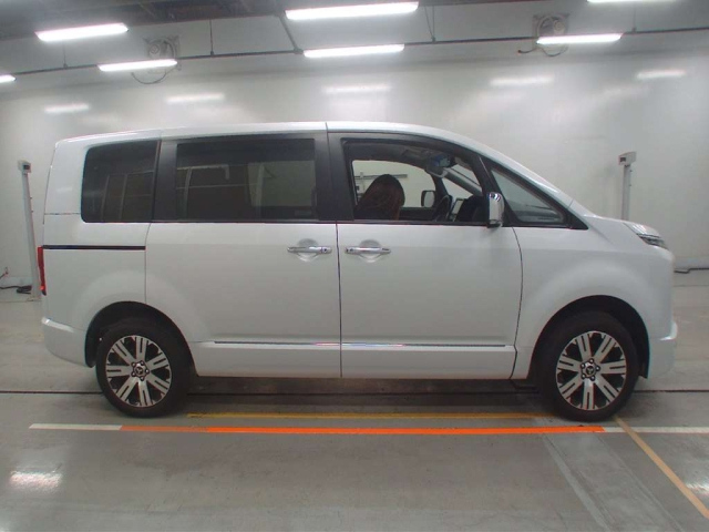 MITSUBISHI DELICA D5 2023
