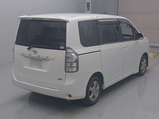 TOYOTA VOXY 2010