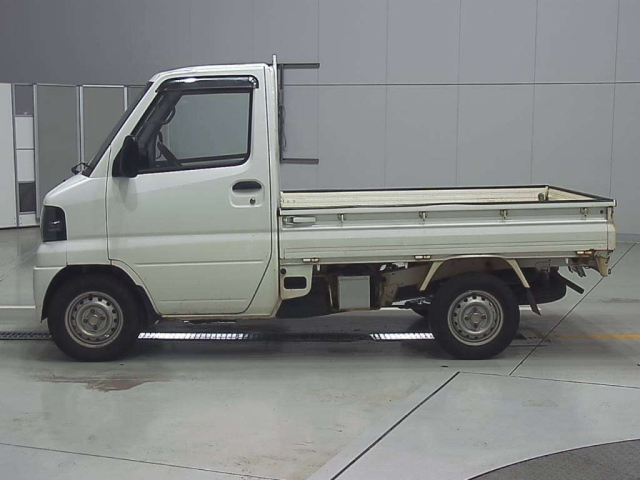 MITSUBISHI MINICAB TRUCK 2011