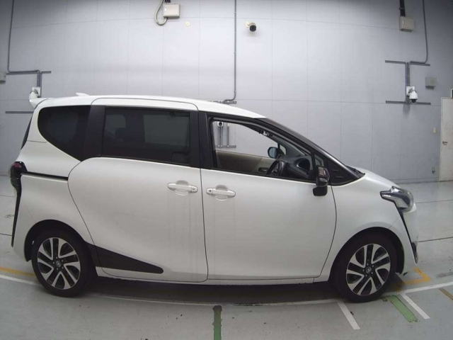 TOYOTA SIENTA 2017