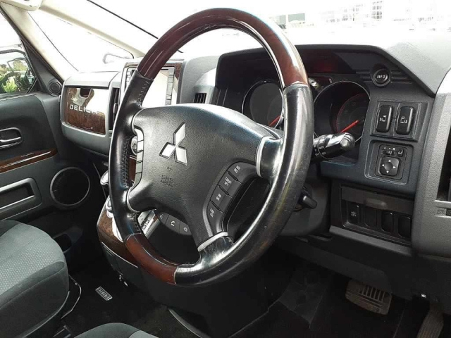 MITSUBISHI DELICA D5 2009