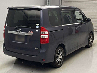TOYOTA NOAH 2010