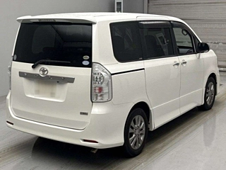 TOYOTA VOXY 2011
