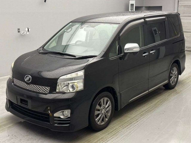TOYOTA VOXY 2013