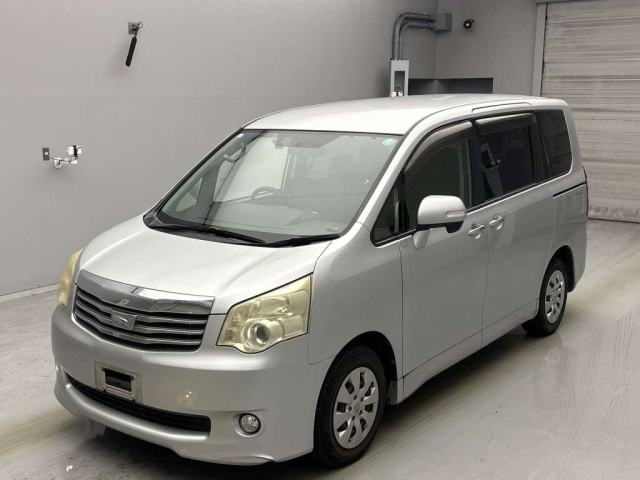 TOYOTA NOAH 2012