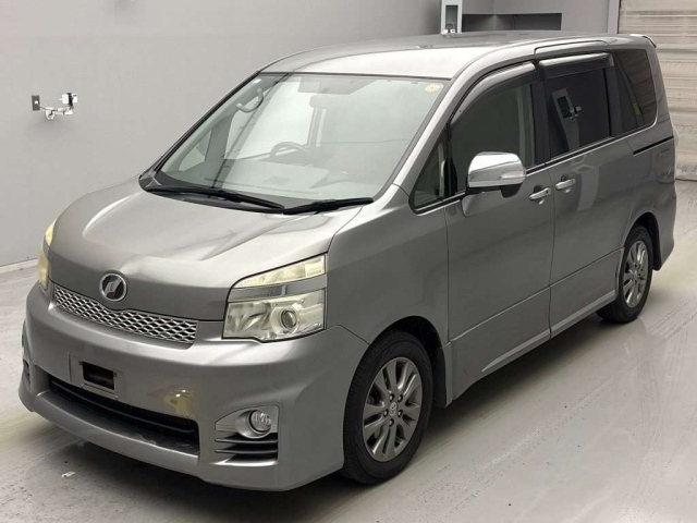 TOYOTA VOXY 2013
