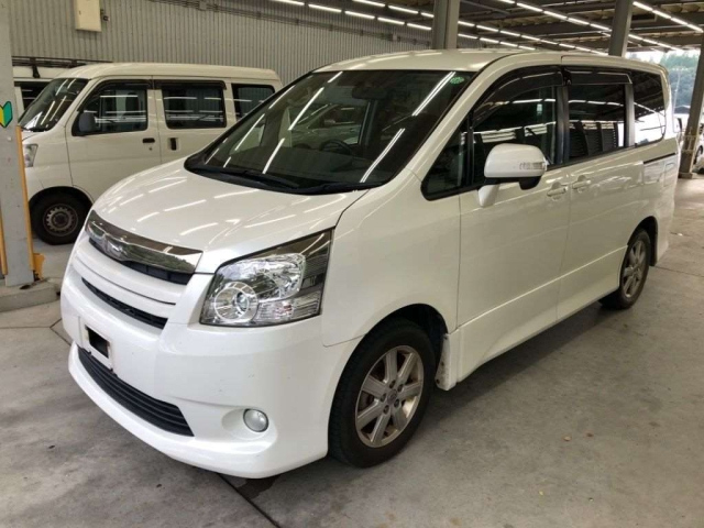TOYOTA NOAH 2009