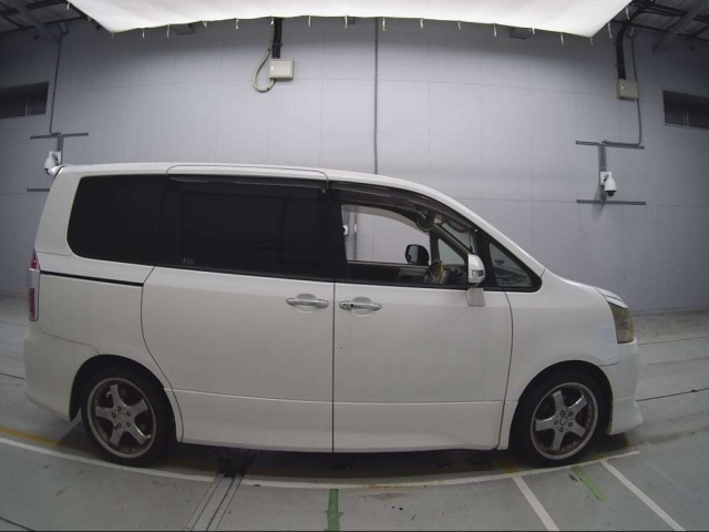 TOYOTA NOAH 2009