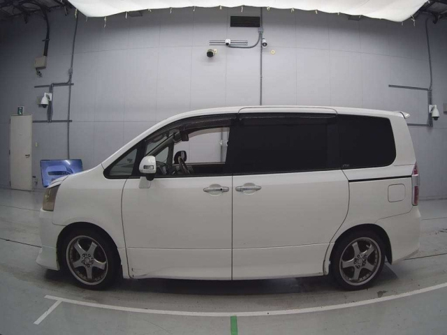 TOYOTA NOAH 2009