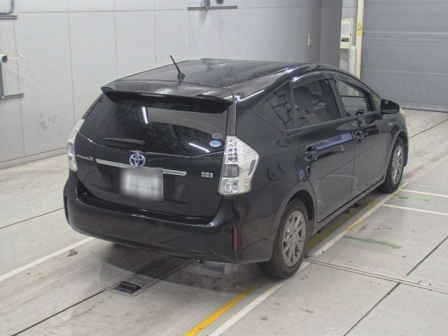 TOYOTA PRIUS ALPHA 2011