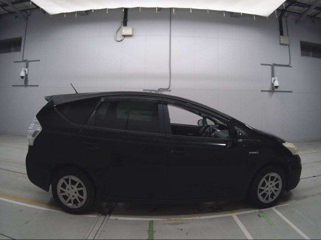 TOYOTA PRIUS ALPHA 2011