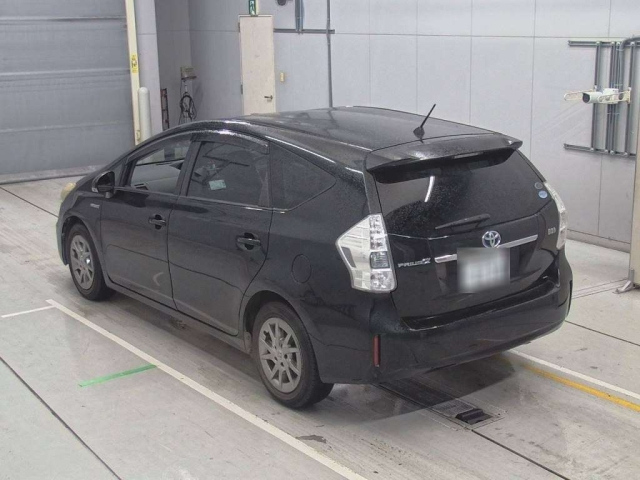 TOYOTA PRIUS ALPHA 2011