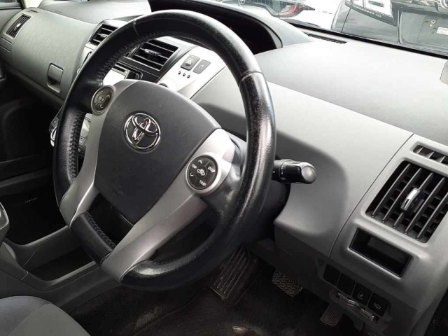 TOYOTA PRIUS ALPHA 2011