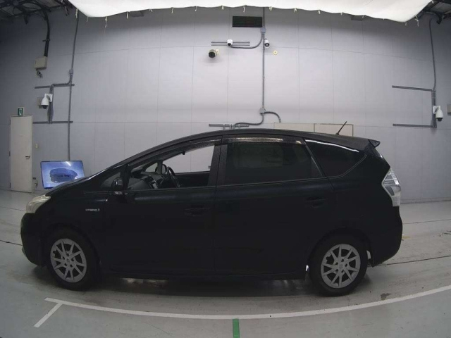 TOYOTA PRIUS ALPHA 2011