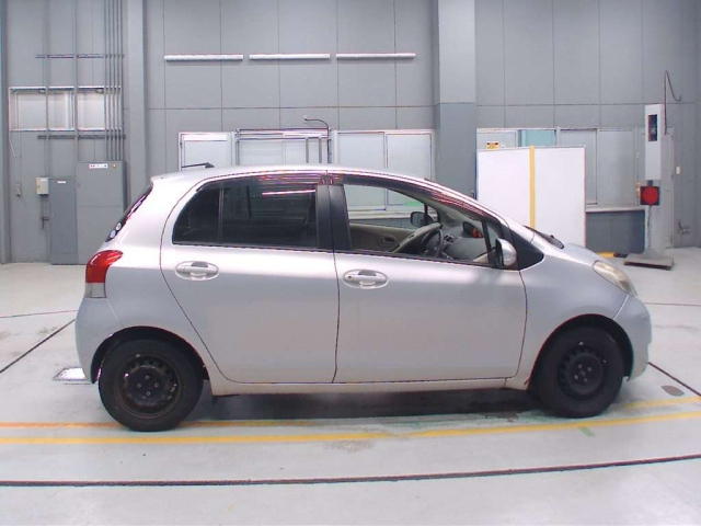 TOYOTA VITZ 2010