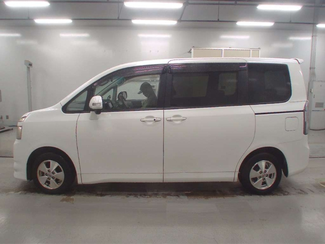 TOYOTA VOXY 2010