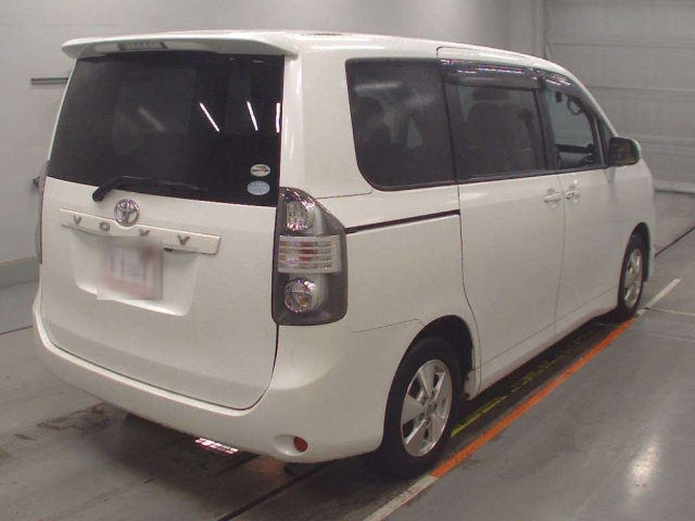 TOYOTA VOXY 2010