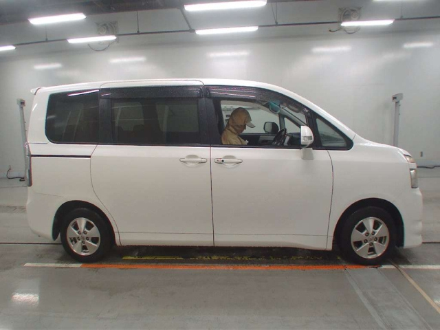 TOYOTA VOXY 2010