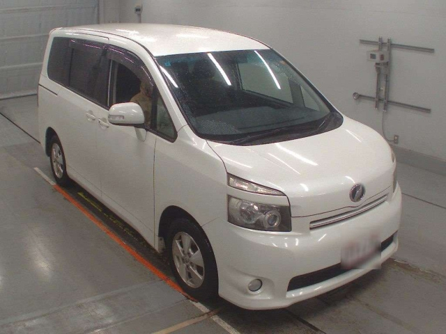 TOYOTA VOXY 2010