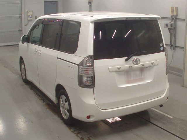 TOYOTA VOXY 2010