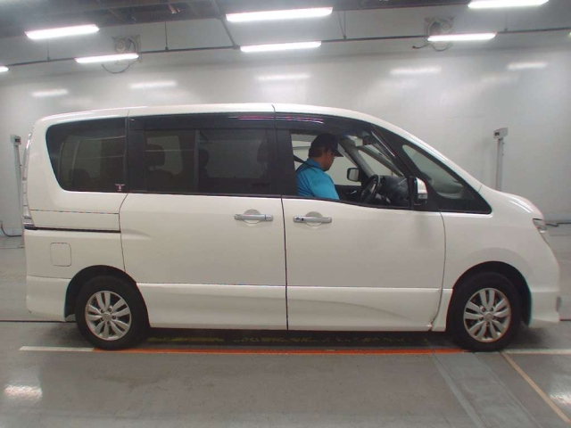 NISSAN SERENA 2015