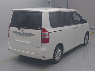TOYOTA NOAH 2011