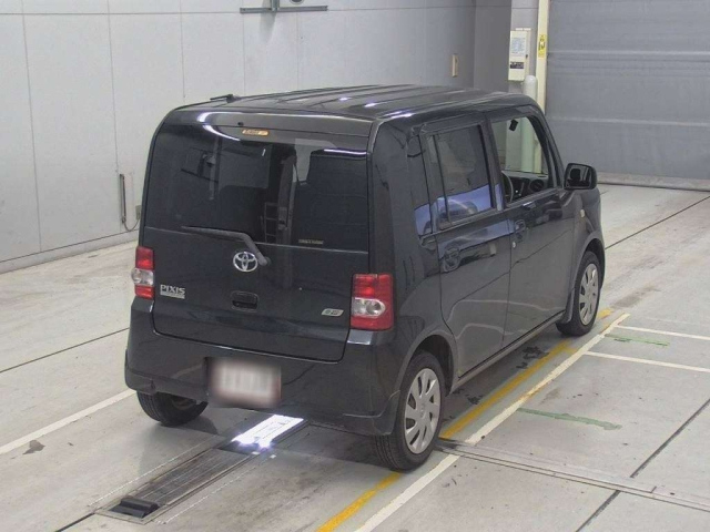 TOYOTA PIXIS SPACE 2011