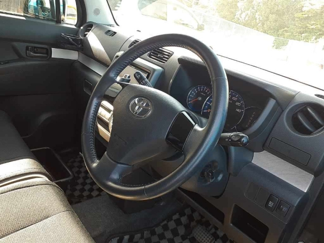 TOYOTA PIXIS SPACE 2011