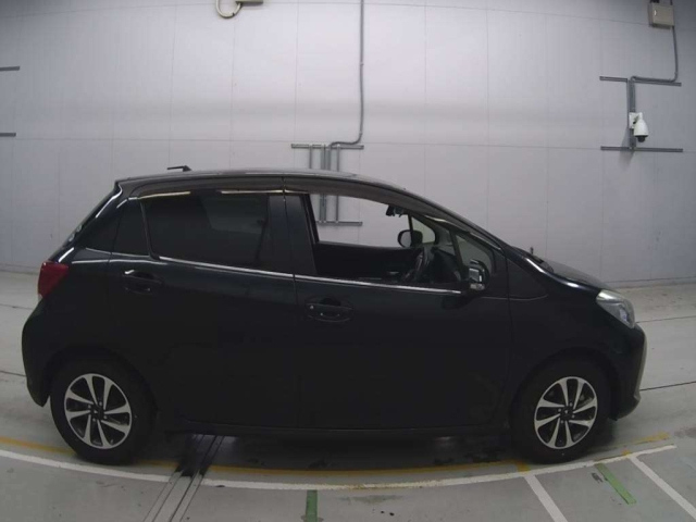 TOYOTA VITZ 2015