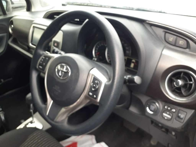 TOYOTA VITZ 2015
