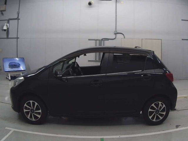 TOYOTA VITZ 2015
