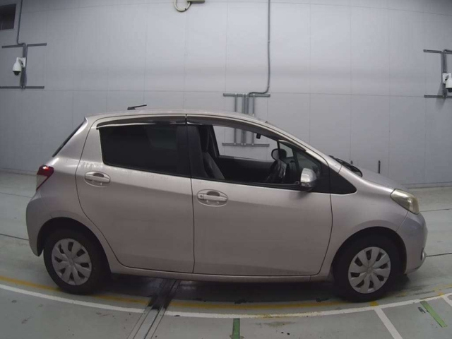 TOYOTA VITZ 2011