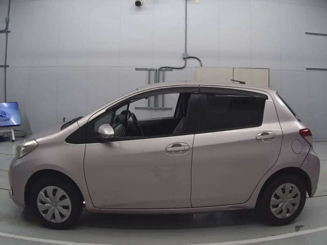 TOYOTA VITZ 2011