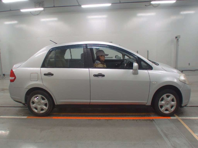 NISSAN TIIDA LATIO 2010
