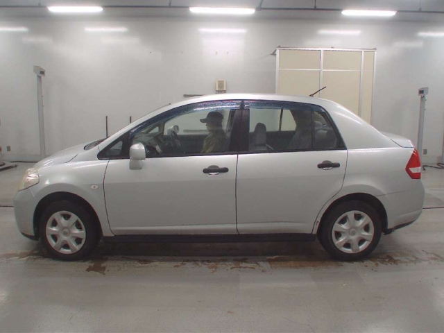 NISSAN TIIDA LATIO 2010