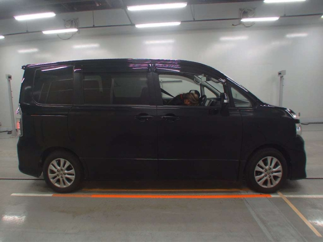 TOYOTA VOXY 2012