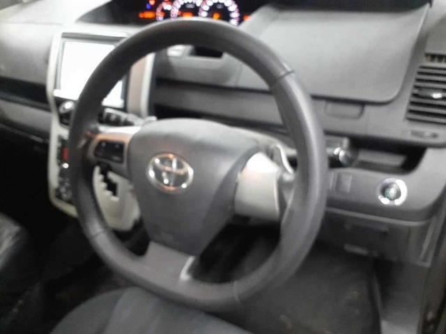 TOYOTA VOXY 2012